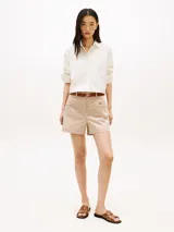 Camisa blanca de Tommy Hilfiger, confeccionada en 100% algodón, de diseño clásico y elegante con manga larga. Cuenta con cuello, cierre frontal con botones y detalles sutiles.
