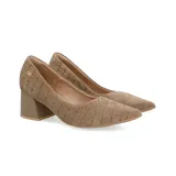 Zapato de tacón Usaflex modelo Isabella, de color marrón con textura efecto cocodrilo y acabado de ante, punta fina y tacón bloque ancho.