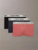 Pack de tres bóxers ajustados Calvin Klein confeccionados en microfibra suave con tecnología de absorción de humedad. Presentan talle bajo y cintura elástica distintiva con el logo de la marca. El set incluye un bóxer negro, uno azul marino y uno rosado.