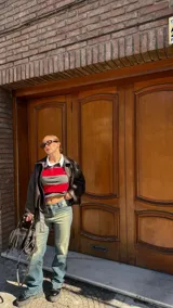 Pantalón jean de tiro medio, corte recto y lavado claro con desgaste en muslos y rodillas.