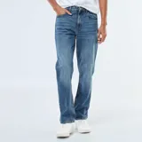 Jean de corte regular con diseño clásico de cinco bolsillos, confeccionado en denim azul con acabado ligeramente desgastado.