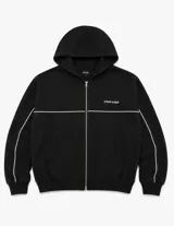Campera con capucha negra de corte boxy, con cierre frontal completo, bolsillos tipo canguro y detalles de líneas blancas horizontales y en las mangas. Cuenta con un pequeño logo bordado en el pecho.