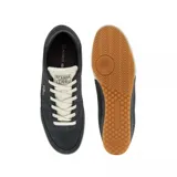 Championes Lacoste modelo Aura, color azul marino, confeccionados en gamuza con detalles en cuero. Presentan el logo del cocodrilo metálico en el lateral, cordones en tono crema y suela de goma con diseño dentado.