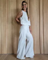 Pantalón de jean estilo wide leg con costuras verticales frontales, tiro alto y bolsillos laterales.