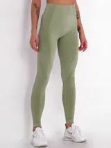 Legging deportivo de tiro alto con diseño texturizado y sin costuras, confeccionado en tejido elástico de alta compresión.