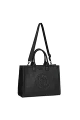 Cartera tipo tote color bordó de cuero sintético con textura granulada, doble asa de mano y correa larga ajustable. Cuenta con un círculo grabado en relieve con diseño y texto al frente.
