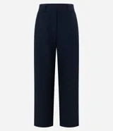 Pantalón de sastrería corte recto, color marrón, con cintura de tiro medio, trabillas largas y bolsillos traseros.