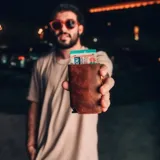 Billetera tipo tarjetero de cuero negro con caja de aluminio interna y sistema de deslizamiento para tarjetas. Cuenta con cierre mediante broche a presión.