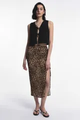 Pollera midi de viscosa con estampado animal print, frunce regulable y tajo frontal. Posee cierre invisible y cintura elastizada.