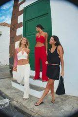 Top tejido color crudo, con cuello halter y tiras finas que se cruzan en el frente y se atan en la espalda.