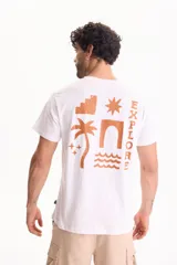 Remera blanca de manga corta con estampa en la espalda de estilo veraniego que incluye un texto y gráficos alusivos.