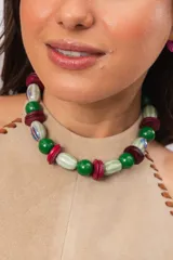 Collar corto con cuentas de cerámica, madera y acrílico en tonos de verde, verde menta y fucsia.
