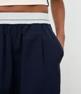 Pantalón deportivo de corte recto confeccionado en poliamida con tecnología dry. Presenta una cintura elástica en color gris contrastante y bolsillos laterales funcionales.