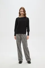 Sweater de viscosa color bordó, de calce holgado, con cuello a la base y mangas largas con puños ajustados.