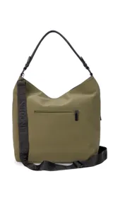 Cartera tipo hobo de tamaño grande, confeccionada en tela impermeable color marrón con una franja horizontal negra que incluye el logo de la marca. Cuenta con asa corta de mano, correa larga desmontable, bolsillo frontal con cierre oculto y bolsillo trasero con cierre.