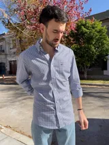 Camisa de hombre de algodón con estampado a cuadros en tonos rosado y celeste, corte clásico, manga larga, bolsillo en el pecho y botón en el cuello.
