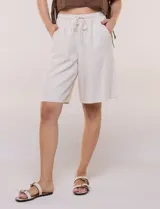 Bermuda holgada de pierna recta, confeccionada en mezcla de algodón, poliéster y lino. Presenta pretina fruncida con elástico interno, cordón ajustable en la cintura y bolsillos laterales.