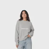 Sweater de tejido de punto color gris, con cuello redondo, mangas largas con puños acanalados y estampa frontal con el texto VNFO en color blanco.