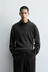 Jersey de corte relajado confeccionado en hilatura de algodón con efecto lavado. Presenta cuello redondo, manga larga y acabados en rib en cuello, puños y bajo.