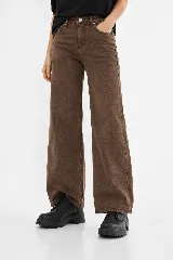 Borcego de cuero vacuno negro con diseño inspirado en el calzado de exploración, de estilo urbano, con suela track y cordones frontales.