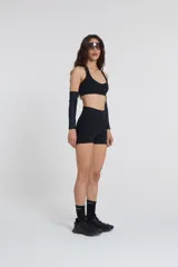 Minishort negro de tiro alto, con cintura con doble tela y recorte en la parte posterior.