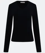 Blusa básica de manga larga con escote en V, confeccionada en tejido de algodón con elastano. Presenta un diseño liso y ajustado, ideal para uso diario.