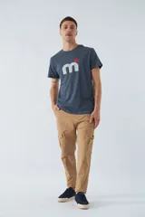 Pantalón cargo gris oscuro, corte slim, con cierre de botón y cremallera, trabillas para cinturón y bolsillos cargo con botón.