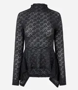 Blusa de encaje floral negro con cuello alto y mangas largas. Presenta un diseño ajustado en el torso con un detalle peplum en el ruedo que aporta volumen y movimiento.