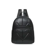Mochila negra con diseño acolchado en forma de rombos. Tiene un bolsillo frontal con cierre, correas ajustables y asa superior.
