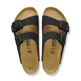 Sandalias Birkenstock modelo Arizona, color negro, con doble tira ajustable con hebillas y plantilla anatómica de corcho.