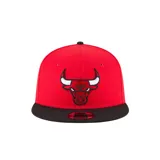 Gorra New Era modelo 9Fifty con diseño de los Chicago Bulls. Presenta corona roja con el logo del equipo bordado en el frente y visera plana de color negro. Cuenta con cierre snapback ajustable en la parte posterior.