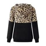Buzo tipo canguro de polar, con diseño combinado en animal print de leopardo en la parte superior y color gris claro en la parte inferior. Cuenta con capucha, cordones ajustables y cierre frontal.