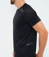Remera deportiva de hombre con tecnología Dry, confeccionada en tejido de poliéster texturizado. Presenta cuello redondo, mangas cortas y detalles reflectantes en los hombros.