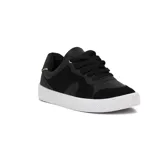 Champion deportivo de mujer, color blanco, con diseño de plataforma gruesa texturizada. Presenta recortes en el cuerpo y cordones negros.