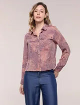 Camisa liviana de rayón y poliéster color marrón con estampado de hojas, cuello camisero, bolsillos frontales con solapa y manga larga.