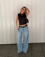 Remera marrón de cuello redondo y sin mangas, de corte ajustado al cuerpo y largo clásico.