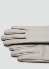 Guantes largos de piel ovina en color gris claro, con forro interior de poliéster y diseño sin cierre.