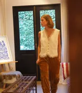 Pantalón cargo de terciopelo color tostado, con bolsillos laterales en las piernas y corte holgado.