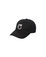 Gorra de béisbol negra con visera curva y bordado frontal de una letra 'C' estilizada en color plateado.