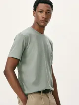 Camiseta básica de manga corta y cuello redondo, color rojo oscuro.