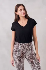 Remera de algodón flamé color blanco, con escote en V y mangas cortas. Presenta un diseño de calce al cuerpo con la textura irregular característica del tejido.