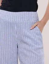 Pantalón crop de corte wide leg, de color celeste y blanco con patrón de rayas verticales, pretina ancha elastizada y bolsillos delanteros.