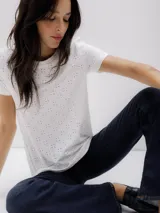 Camiseta blanca de algodón con pequeños calados en forma de flor.