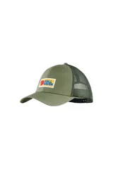 Gorra de estilo trucker color verde oliva con paneles frontales rígidos, visera curva y paneles traseros de malla. Presenta el logo de Fjällräven bordado en el panel frontal.
