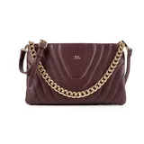 Bandolera rectangular de cuero sintético color púrpura con diseño acolchado. Presenta una cadena decorativa dorada en el frente, cierre principal y correa regulable al tono.