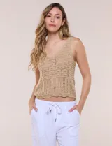 Musculosa de hilo color beige con tejido de punto calado, escote en V y breteles anchos.