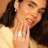 Anillo de plata 925 con acabado satinado, de diseño ancho y envolvente que cubre gran parte del dedo.