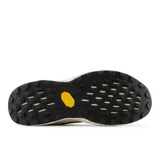 Championes de trail running New Balance Fresh Foam X Hierro v8, color naranja con detalles en negro y amarillo.