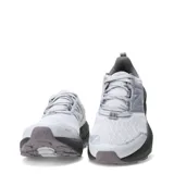 Championes de trail running New Balance Garoé V2 de mujer, en color gris claro con suela y entresuela en tono oscuro. Incorporan tecnología Fresh Foam X para mayor amortiguación, suela AT Tread con goma Hydrohesion para tracción en terrenos difíciles y refuerzo Toe Protect en la puntera.