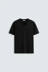 Camiseta negra de corte slim fit, cuello en V y manga corta.